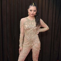 Jika mengenakan bodysuit, pastikan Anda memilih ukuran yang tepat sehingga terlihat seksi dan penuh gaya. Ambil pelajaran yang salah dari Mimi Saballa yang memilih jumpsuit dengan ukuran kebesaran. Bahkan warnanya tidak cocok untuk kulitnya. Foto: Getty Images