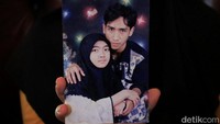 Meli menunjukkan foto-foto suaminya kepada tim detikcom di kediamannya di Kecamatan Baleendah, Kabupaten Bandung, Jawa Barat, Senin (11/2/2019).