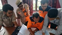 Petugas memetakan daerah berbahaya akibat erupsi Gunung Karangetang (Foto: Dok. BNPB)