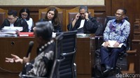 2 Terdakwa perkara korupsi, mantan Direktur Keuangan PT Pertamina, Frederik Siahaan dan mantan Manager Merger dan Investasi (MNA) pada Direktorat Hulu PT Pertamina, Bayu Kristanto (batik biru) kembali mengikuti sidang di Pengadilan Tipikor, Jakarta, Senin (11/2/2019).