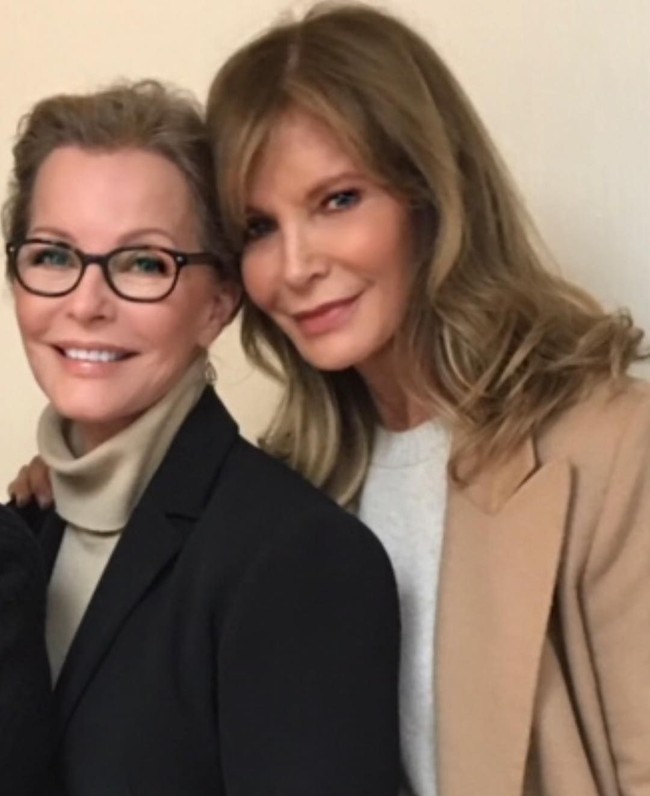 Vakum dari ingar-bingar Hollywood, Jaclyn tetap eksis lewat Instagram. Baru-baru ini, Jaclyn mengunggah foto dirinya bersama Cheryl Ladd yang bukan lain lawan mainnya di Charlies Angels. Keduanya lantas menuai pujian dari netizen lantaran masih terlihat cantik dan awet muda di usia senja. (Foto: Instagram/@realjaclynsmith)