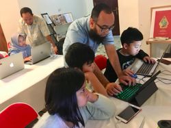 Yuk Intip Aksi Pak Guru Onno Purbo Ajari Anak-anak di Oman