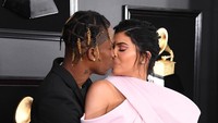 Dalam momen Grammy, Kylie Jenner dan Travis Scott menjadi sorotan karena tampil sangat mesra. Jon Kopaloff/Getty Images