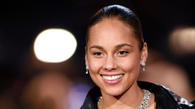 Lihat Menakjubkannya Wajah Alicia Keys Walau Minim Makeup di Grammy 2019