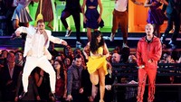 Camila berduet dengan Ricky Martin, J Balvin dan Young Thugs saat membuka acara Grammy 2019. Kevin Winter/Getty Images for The Recording Academy