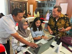 Yuk Intip Aksi Pak Guru Onno Purbo Ajari Anak-anak di Oman