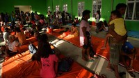 Bantuan rawan pangan serta persedian obat masih terus didistribusikan untuk sekitar 494 jiwa warga Desa Batubulan yang masih terisolir akibat dampak erupsi gunung Karangetang