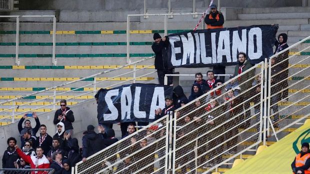 Fan Nantes membentangkan poster bertuliskan Emiliano Sala dalam laga Nantes di Ligue 1.