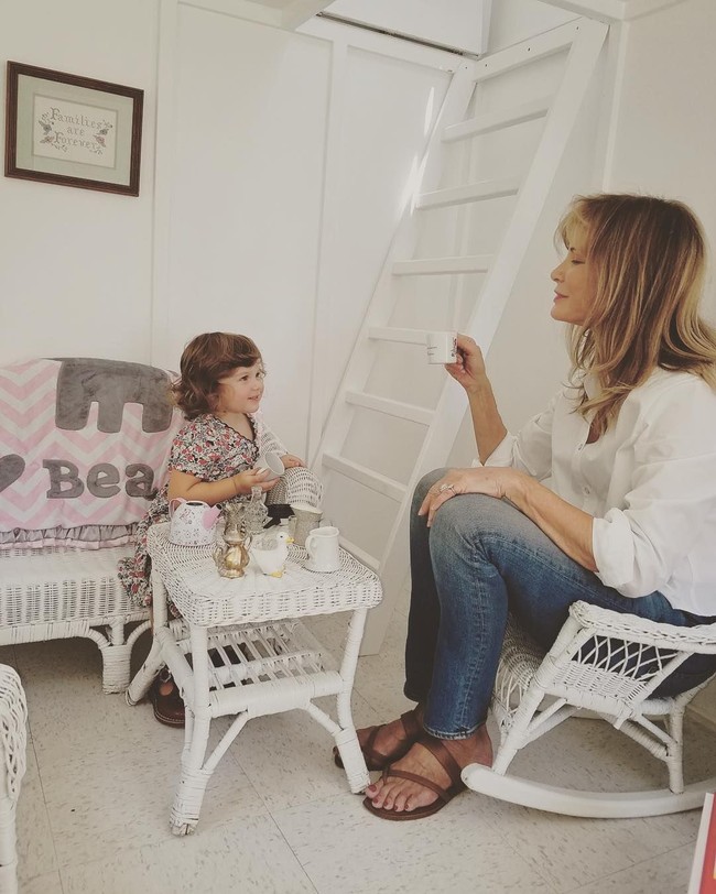 Usai kejayaan Charlies Angels, hidup Jaclyn berubah drastis, baik dalam karier maupun keluarga. Belakangan, ia sangat menikmati perannya sebagai nenek. Aku senang akhirnya bisa menjadi nenek, kata sang aktris saat menyambut cucu pertamanya dua tahun lalu. (Foto: Instagram/@realjaclynsmith)