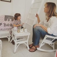 Usai kejayaan Charlies Angels, hidup Jaclyn berubah drastis, baik dalam karier maupun keluarga. Belakangan, ia sangat menikmati perannya sebagai nenek. Aku senang akhirnya bisa menjadi nenek, kata sang aktris saat menyambut cucu pertamanya dua tahun lalu. (Foto: Instagram/@realjaclynsmith)