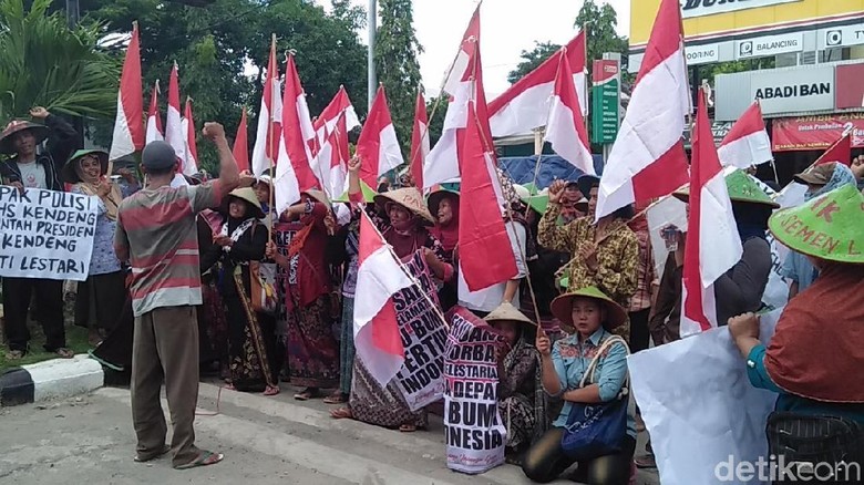 Geruduk Polres Rembang, Massa Tuntut Usut Pembakaran Tenda Perjuangan Geruduk Polres Rembang, Massa Tuntut Usut Pembakaran Tenda Perjuangan
