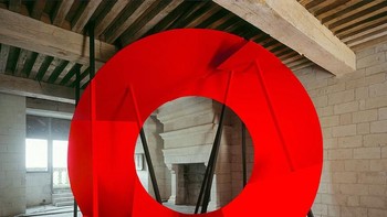 Seperti gambar ini, seolah diberikan sentuhan warna merah berbentuk O. Foto: Georges Rousse