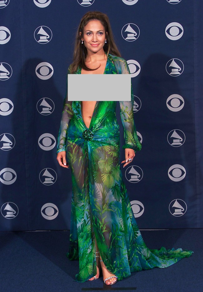 Setiap tahunnya, Grammy Awards selalu diwarnai oleh gaya seksi para penyanyi dan musisi internasional. Salah satunya Jennifer Lopez di Grammy 2000.  Berbalut gaun hijau berbelahan dada rendah dari Versace, penampilan Jlo ini menjadi paling ikonis dalam sejarah Grammy. Foto: Dok. Getty Images