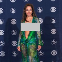 Setiap tahunnya, Grammy Awards selalu diwarnai oleh gaya seksi para penyanyi dan musisi internasional. Salah satunya Jennifer Lopez di Grammy 2000.  Berbalut gaun hijau berbelahan dada rendah dari Versace, penampilan Jlo ini menjadi paling ikonis dalam sejarah Grammy. Foto: Dok. Getty Images