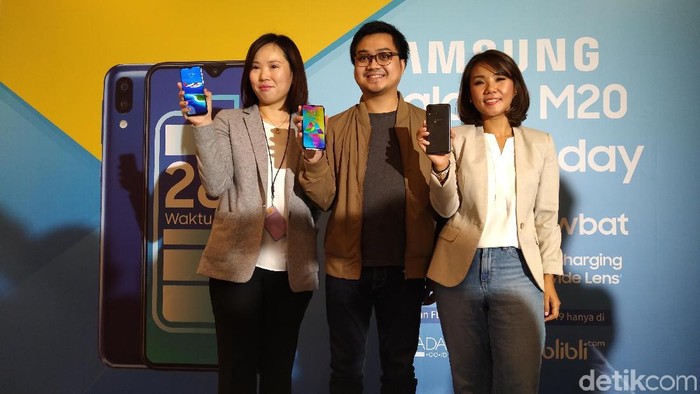 Samsung Galaxy M20 resmi hadir di Indonesia. (Foto: Muhamad Imron Rosyadi/detikINET) Samsung Galaxy M20 resmi hadir di Indonesia. (Foto: Muhamad Imron Rosyadi/detikINET)