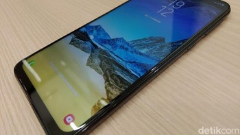 Galaxy M20 punya layar 6,3 inch Full HD+. (Foto: detikINET/Muhamad Imron Rosyadi)