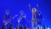 Saat tampil di Las Vegas, Lady Gaga pun ngamuk dan memaki para fans yang menyebut dirinya menjalin hubungan bersama Bradley Cooper. Kevork Djansezian/Getty Images