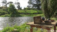 Danau cantik di Hobbiton. Total ada 44 rumah Hobbit di area seluas 5 hektar. Tanaman, kusen kayu, perabotan, halaman, tidak ada yang dibuat asal-asalan (Fitraya/detikTravel)