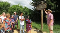 Setelah punya tiket, kamu akan diantar naik shuttle bus ke Hobbiton di tengah peternakan keluarga Alexander (Fitraya/detikTravel)