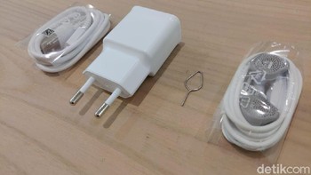 Ada earphone serta charger yang sudah mendukung fast charging. (Foto: detikINET/Muhamad Imron Rosyadi)