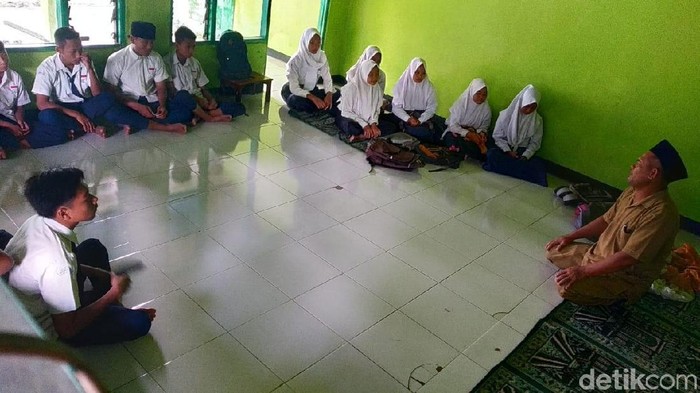 Atap Ambruk, Siswa MTs di Mojokerto Belajar di Teras dan Musala