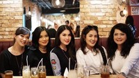 Mampir ke restoran milik Titi Kamal, Yanita bersama teman-teman yang lainnya mencicipi ayam jerit buatan Titi di sana. Foto: Instagram @yuanitachrist