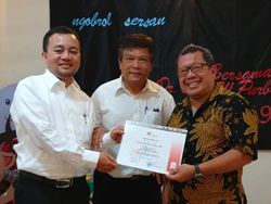 Yuk Intip Aksi Pak Guru Onno Purbo Ajari Anak-anak di Oman