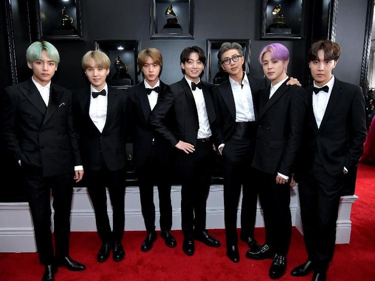 Setelan Hitam BTS di Grammy 2019