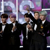 Keputusan BTS memakai busana rancangan desainer lokal ke Grammy pun jadi inspirasi. Bahwa bintang kelas dunia bisa ikut mengangkat nama pekerja seni di daerahnya ke kancah internasional. Dalam hal ini, desainer Korea Selatan. Foto: Rich Fury/Getty Images
