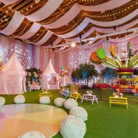 Di bagian dalam, pesta ulang tahun itu hadir dengan berbagai atraksi yang bikin anak-anak pasti betah. Bukan hanya badut atau ayunan, ulang tahun Stormi menghadirkan wahana serupa karnival malam. Foto: Instagram