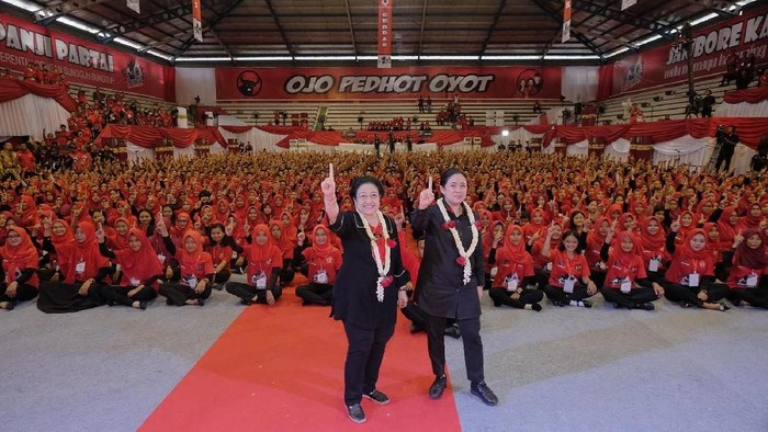 Ketua Umum PDIP Megawati Soekarnoputri berswafoto bersama Ketua DPP PDIP Puan Maharani saat acara Jambore kader Komunitas Juang PDI Perjuangan di Purwokerto, Banyumas, Jawa Tengah, Minggu (10/2). Dalam orasinya, megawati mengancam kadernya jika terdapat penyebar hoax agar segera angkat kaki dan keluar dari pdip.