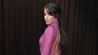 Camila Cabello menunjukan lekuk tubuhnya lewat dress pink. Neilson Barnard/Getty Images for The Recording Academy