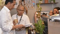 Tahun 2017 lalu, Jokowi bersama Ibu Negara, Iriana serta Kahiyang Ayu dan Kaesang Panagarep mampir ke toko kopi mungil di Cipete bernama Kopi Tuku. Saat itu, Jokowi memesan menu Kopi Susu Tetangga. Foto: Twitter Pramono Anung  