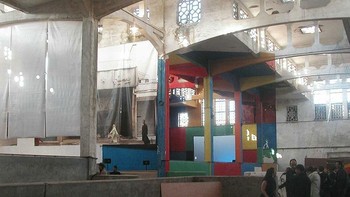 Dia membuat karya yang mungkin mengira hasil editan Photoshop. Foto: Georges Rousse