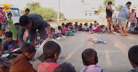 YouTuber Kakek 73 Tahun Ini Bagi-Bagi Makanan Untuk Anak Yatim
