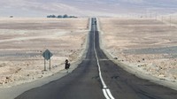 Patung ini didanai oleh organisasi Corporacion Pro Antofagasta, patung ini diresmikan pada 28 Maret 1992. Lokasinya sekitar 75 KM sebelah selatan Kota Antofagasta di Chile. (Mano del Desierto via CNN Travel)