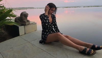 Foto: Menang 2 Grammy, Ini Gaya Dua Lipa Keliling Dunia