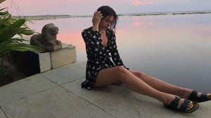 Foto: Menang 2 Grammy, Ini Gaya Dua Lipa Keliling Dunia
