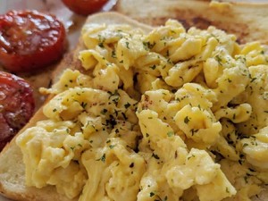 Begini Trik Praktis Bikin Scrambled Eggs yang Creamy Gurih