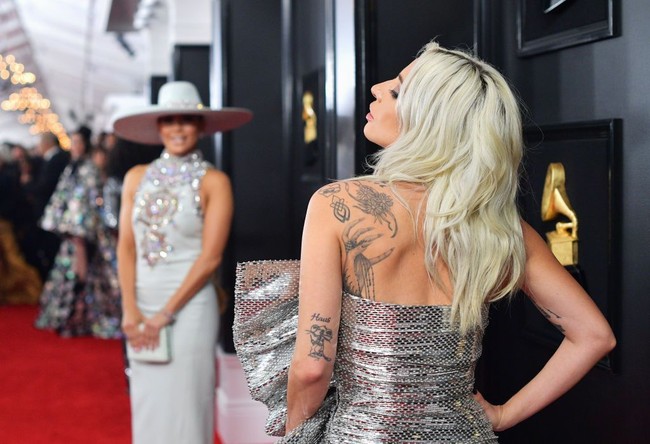 Di awal acara, Lady Gaga menyabet penghargaan Grammy untuk kategori Pop Duo/Group Performance berkat lagu duetnya bersama Bradley Cooper yang berjudul Shallow (soundtrack A Star is Born). Gaga menerima penghargaan tersebut tanpa Bradley karena sang aktor berada di London untuk BAFTA Awards 2019 yang digelar di hari bersamaan. (Foto: Getty Images)