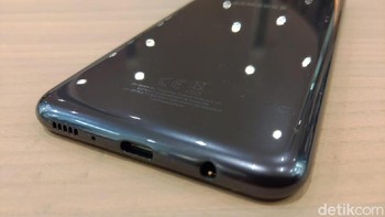 Ada audio jack, USB Type-C, dan speaker di bawah. (Foto: detikINET/Muhamad Imron Rosyadi)
