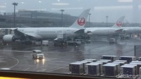 Saat tiba di Narita International Airport, salju membuat pemandangan di sekitar landasan menjadi putih (Melly/Istimewa)