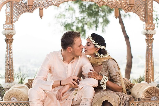 Pernikahan megah yang berlangsung pada November lalu di India itu tak kalah mewah dari pernikahan Priyankan Chopra dan Nick Jonas. Mereka melangsungkan pernikahan di hotel mewah di Fateh Garh, Udaipur, India. Foto: Instagram (@diipakhosla, @olegbuller)
