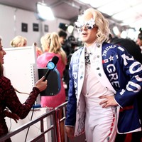 Joy Villa bukan cuma satu-satunya musisi yang berani menyuarakan dukungannya pada Trump. Turut hadir penyanyi Ricky Rebel dalam balutan jaket yang dihiasi tulisan MAGA dan TRUMP 2020. (Foto: Getty Images)