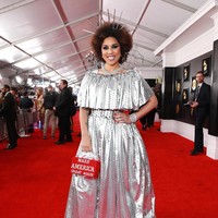 Karpet merah Grammy Awards 2019 bukan cuma soal penampilan glamor. Penyanyi Joy Villa kembali memanfaatkan ajang penghargaan musik bergengsi itu untuk menyuarakan pesan politisnya. (Foto: Getty Images)