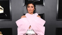 Kylie memilih tampil dengan jumpsuit pink. Jon Kopaloff/Getty Images