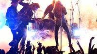 Ia memilih untuk membawakan lagu duetnya itu dengan lebih enerjik dan nge-rock. Kevin Winter/Getty Images for The Recording Academy