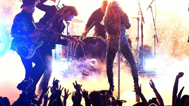 Gagal Sedih, Lady Gaga Bawakan 'Shallow' dengan Hentakan