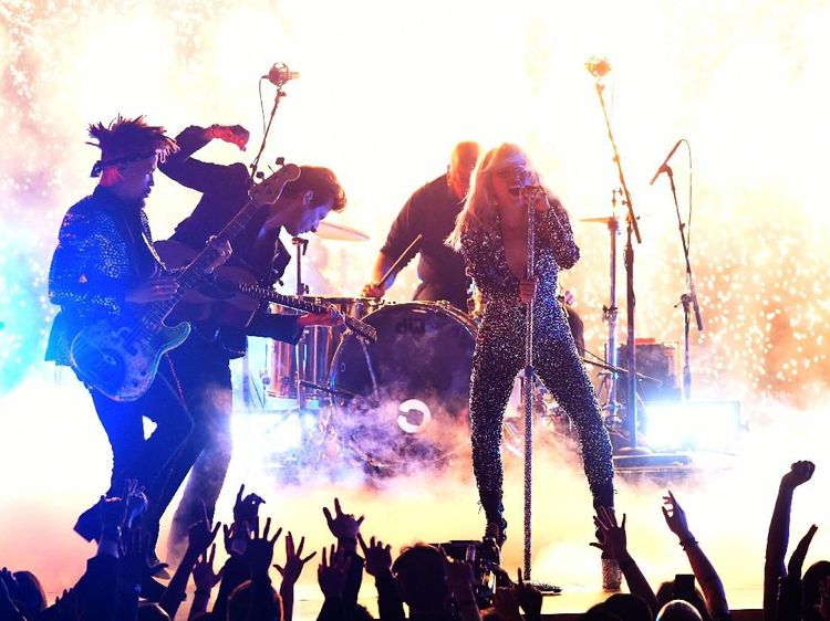 Lady Gaga Tampilkan Shallow Jadi Enerjik di Grammy 2019