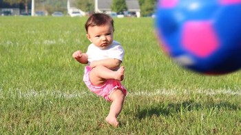 Tak hanya jago bermain skateboard, Ella juga handal menjadi penyerang saat bermain bola. Istimewa/Dok. Boredpanda.